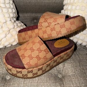Gucci Beige/Tan Monogram Platform Slide Sandals with Maroon Footbed
